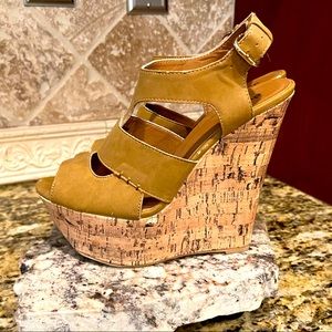 Women’s Dollhouse Beige/Tan 6” Platform Wedges Ankle Strap Open Toe Size 8